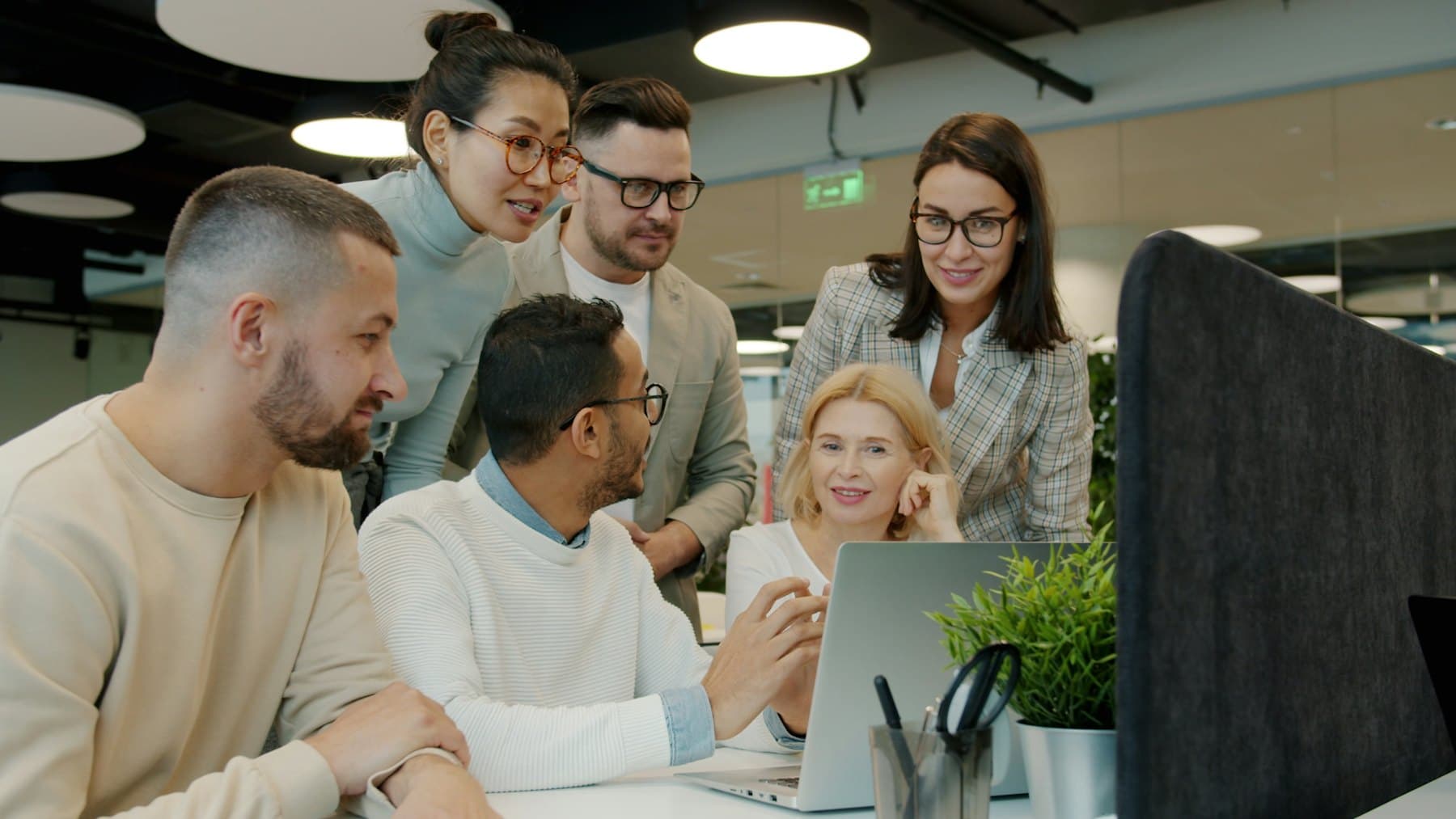 Equipo de trabajo de una empresa en reunión